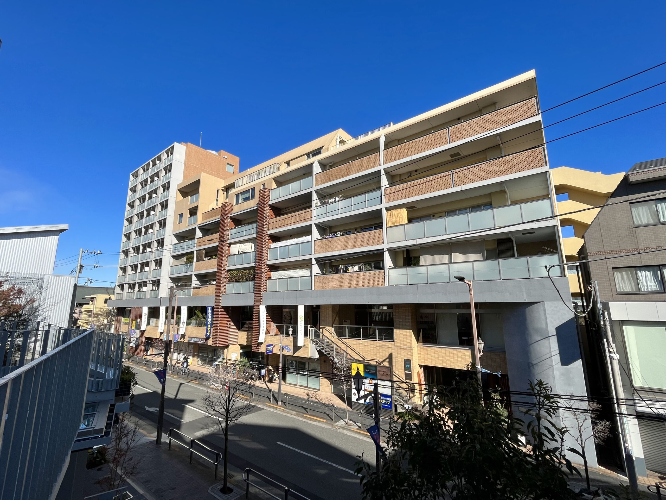 「仙川」駅 徒歩２分 駅を南北に繋ぐ日向通り沿い１階テナント