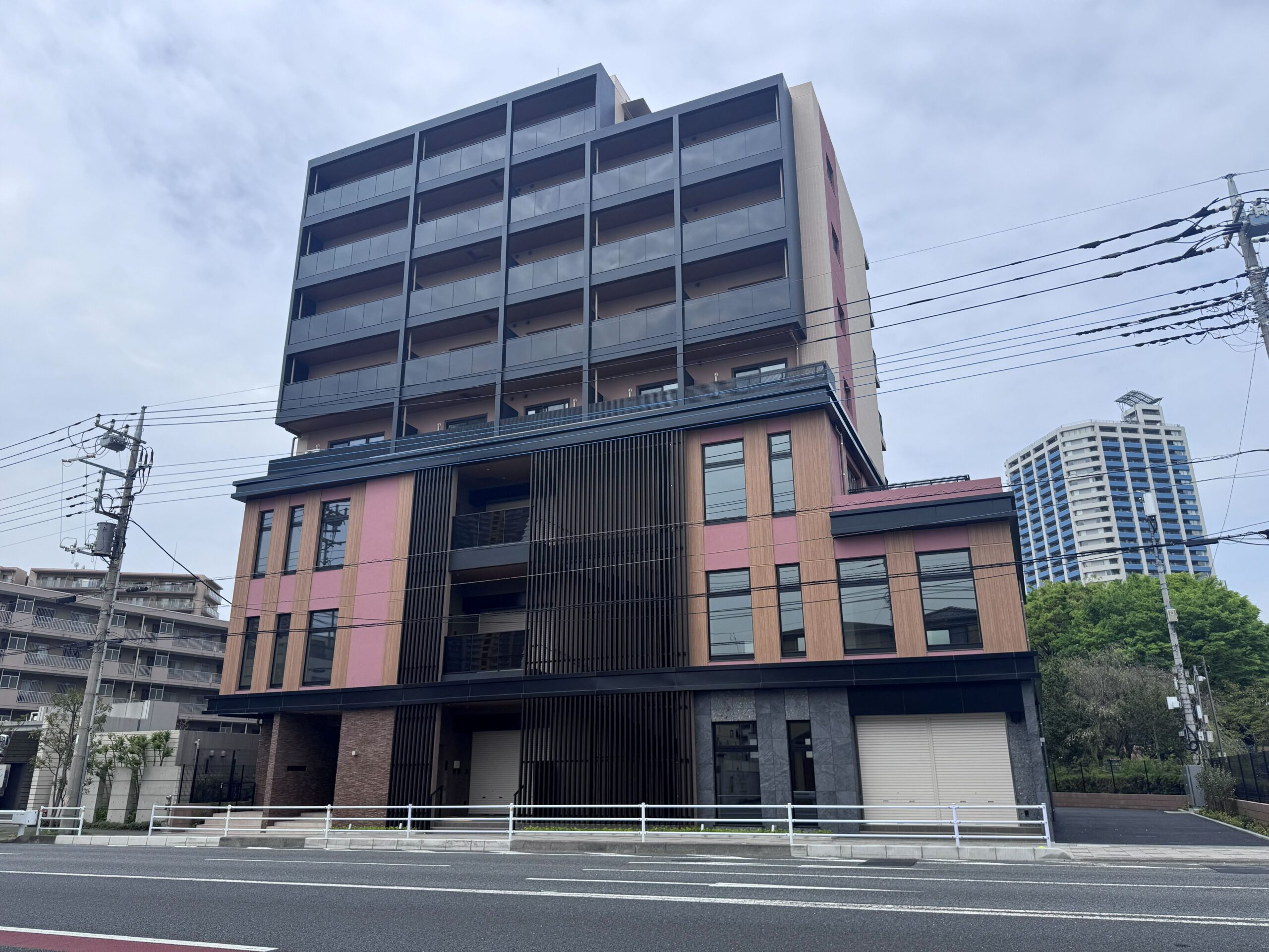 「川口元郷駅」徒歩１分 岩槻街道に面した木目調で温かみのある外観の新築医療モール