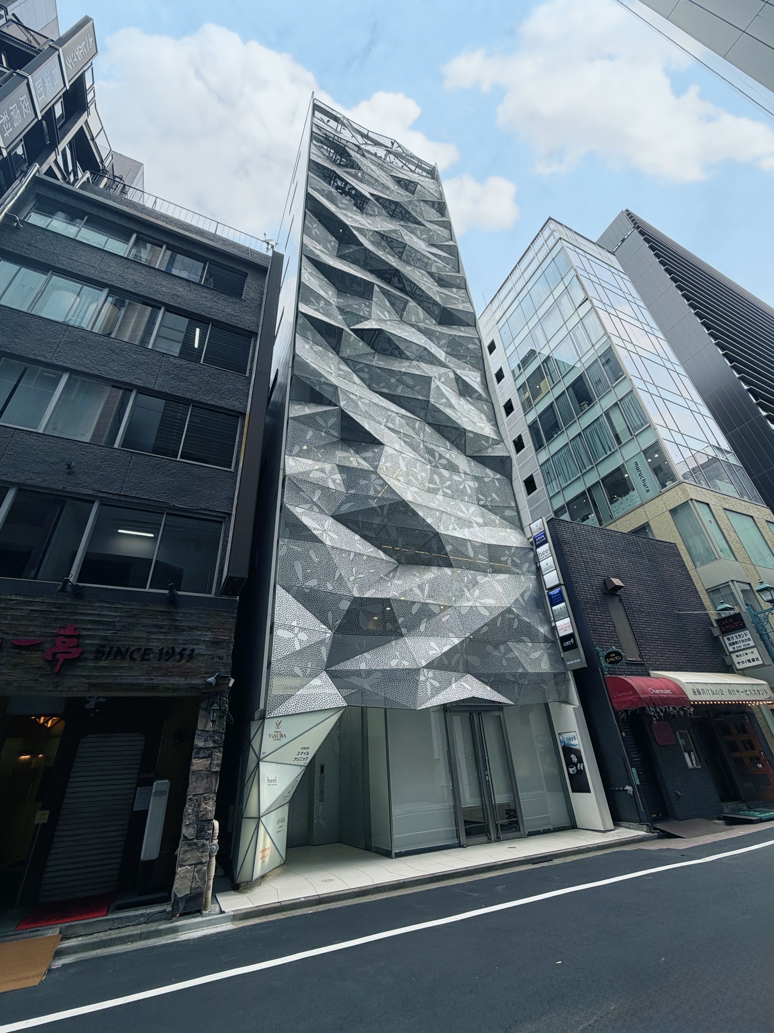 「銀座一丁目駅」徒歩１分 デザイン性の高いオシャレな外観のテナントビル