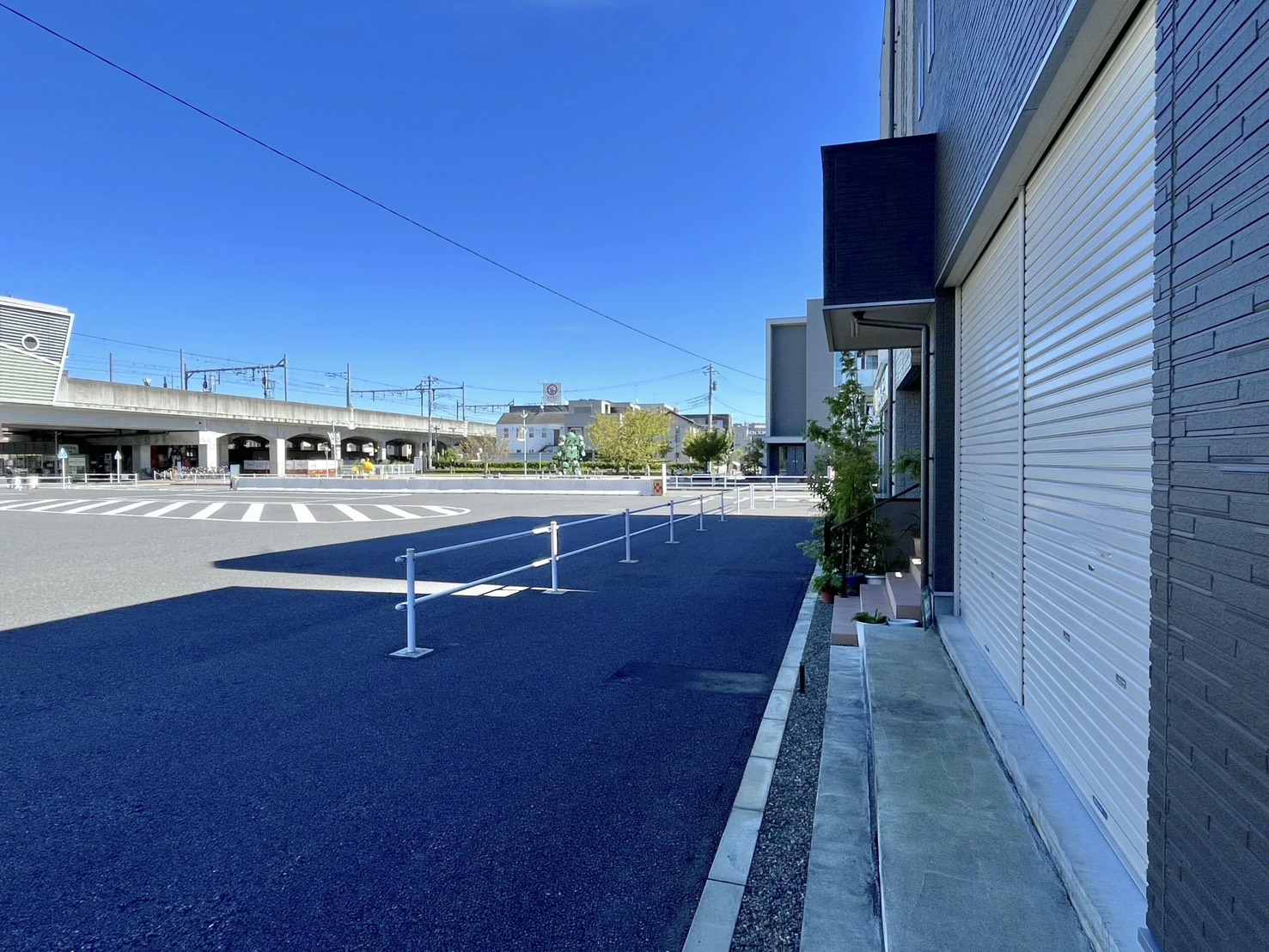 「稲城長沼駅」徒歩１分 駅前ロータリー沿い 改札口から見えるテナント物件