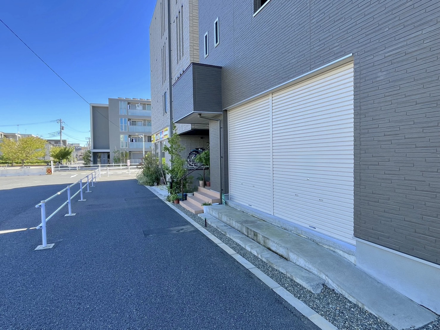 「稲城長沼駅」徒歩１分 駅前ロータリー沿い 改札口から見えるテナント物件