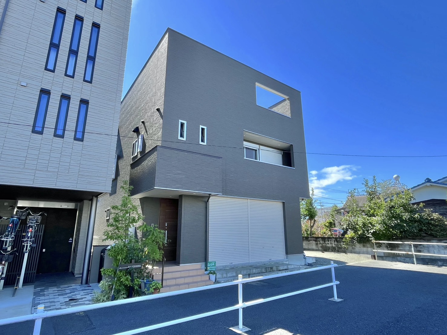 「稲城長沼駅」徒歩１分 駅前ロータリー沿い 改札口から見えるテナント物件