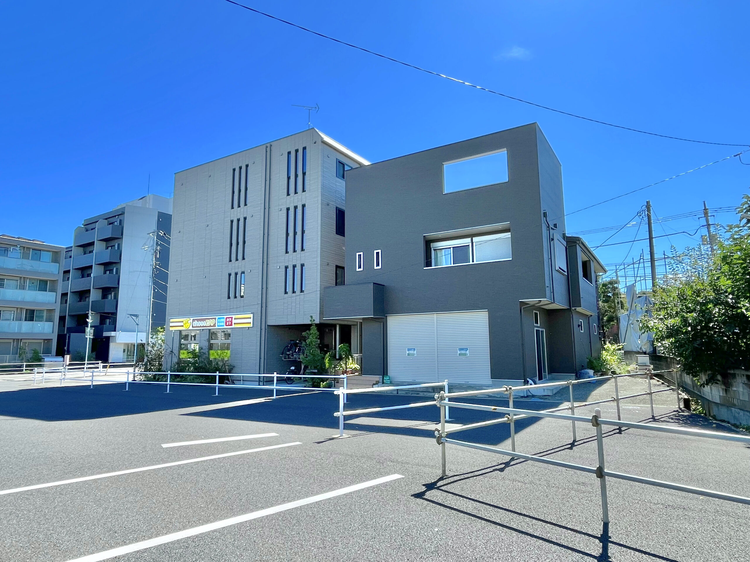 「稲城長沼駅」徒歩１分 駅前ロータリー沿い 改札口から見えるテナント物件
