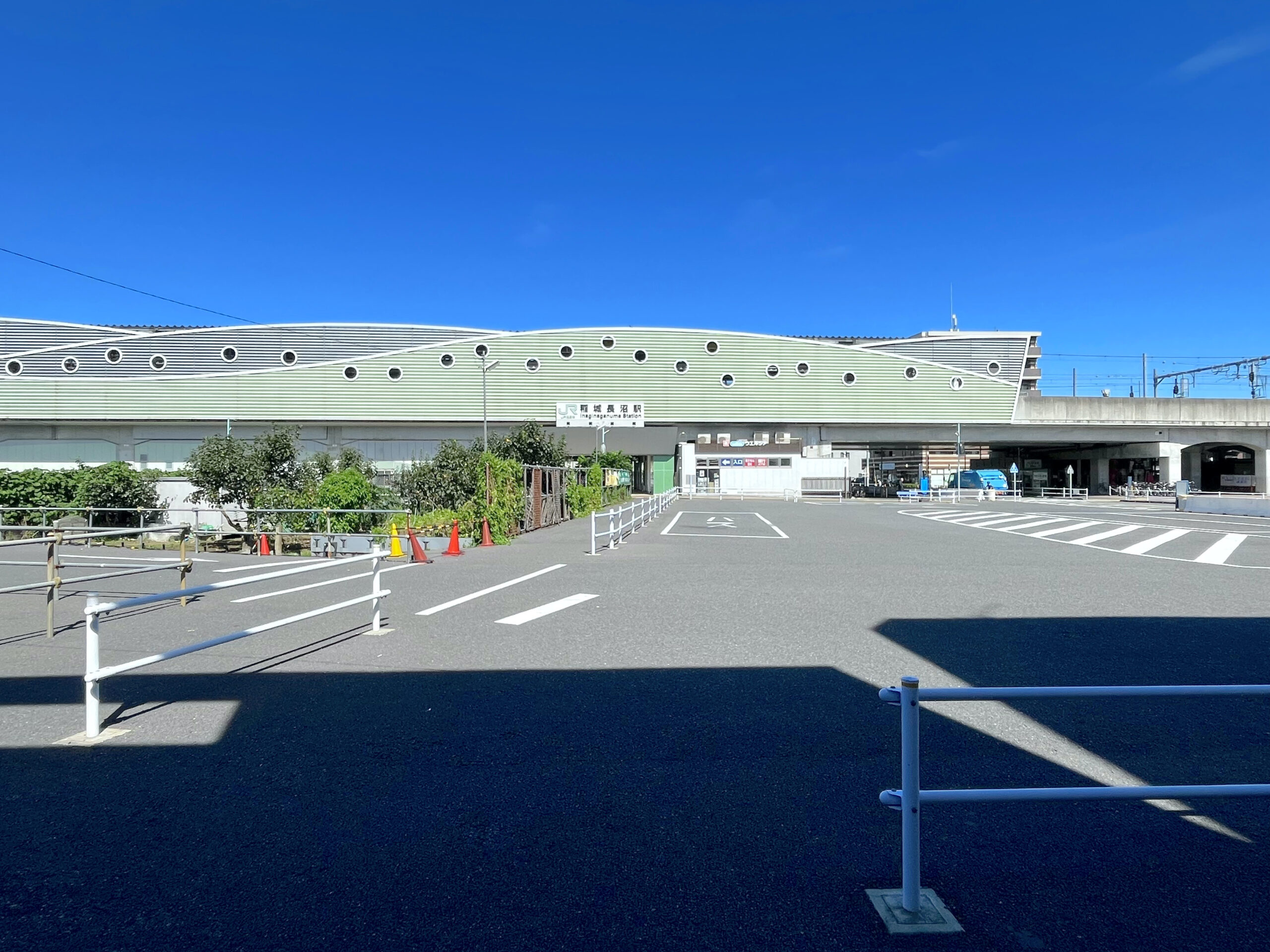 「稲城長沼駅」徒歩１分 駅前ロータリー沿い 改札口から見えるテナント物件